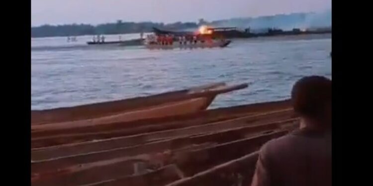 Τουλάχιστον 148 άνθρωποι νεκροί έπειτα από φωτιά σε πλοίο