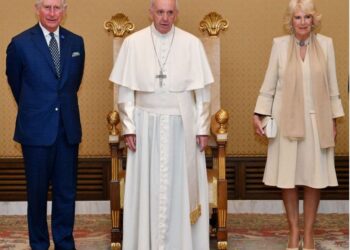 Συνάντηση «εκτός προγράμματος» του πάπα Φραγκίσκου με το βασιλικό ζεύγος της Βρετανίας