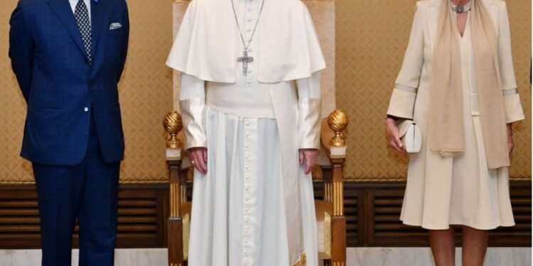 Συνάντηση «εκτός προγράμματος» του πάπα Φραγκίσκου με το βασιλικό ζεύγος της Βρετανίας