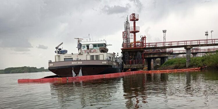 Διαρροή 82.000 λίτρων πετρελαίου στον Δούναβη