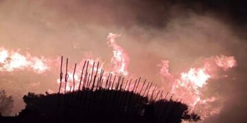 Φωτιά στην Κερατέα – Εκκενώνονται οικισμοί