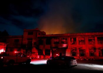 Άνω Πατήσια: Σε ύφεση η φωτιά σε εγκαταλελειμμένο εργοστάσιο – Δεν απειλούνται κατοικίες