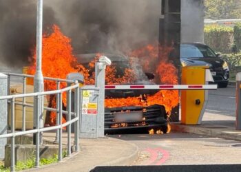 Αυτοκίνητο τυλίχτηκε στις φλόγες στο αεροδρόμιο Γκάτγουικ