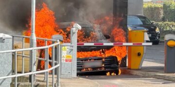 Αυτοκίνητο τυλίχτηκε στις φλόγες στο αεροδρόμιο Γκάτγουικ