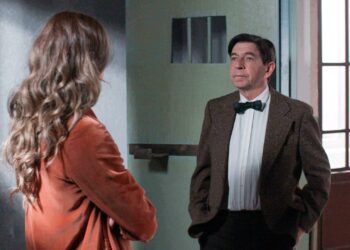 Ο αστυνόμος Κομνηνός ανακαλύπτει τα πάντα για τον Ρήγα