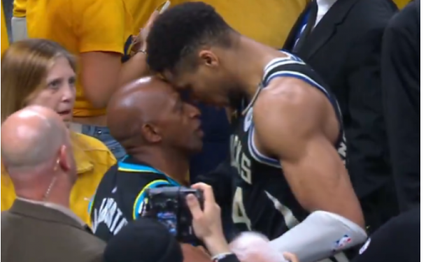 Ήττα και αποκλεισμός για τους Μπακς – Έξαλλος ο Αντετοκούνμπο με τον πατέρα του Χαλιμπάρτον