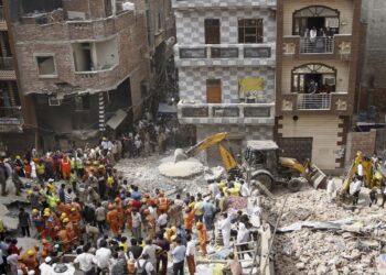 Ινδία: Τουλάχιστον 11 νεκροί από κατάρρευση κτιρίου στο Νέο Δελχί