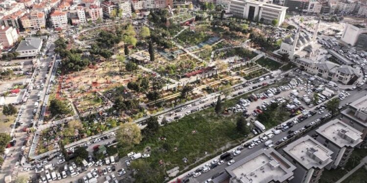 Σεισμός στην Τουρκία: Σε πάρκα και προαύλια την νύχτα οι κάτοικοι της Κωνσταντινούπολης – Πάνω από 120 μετασεισμοί, στους 151 οι τραυματίες