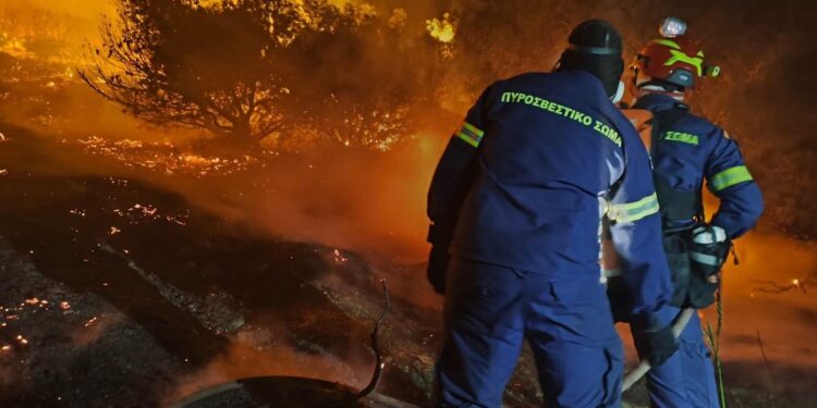 Φωτιά στην Κερατέα: Χωρίς ενιαίο μέτωπο