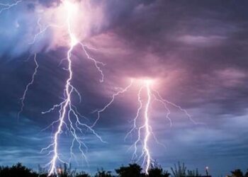 Καιρός: Πάνω από 6.000 κεραυνοί μέχρι το απόγευμα της Πέμπτης