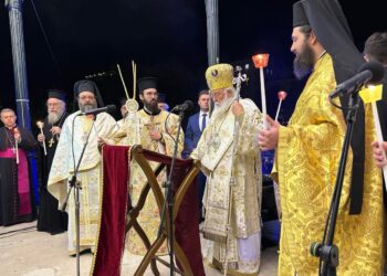 Χιλιάδες κόσμου γιόρτασαν την Ανάσταση με λαμπρότητα και πυροτεχνήματα