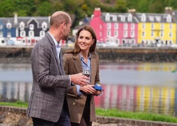 Με νέα, καλοκαιρινή κόμμωση στο ειδυλλιακό διήμερο με τον πρίγκιπα Ουίλιαμ για τα 14 χρόνια γάμου