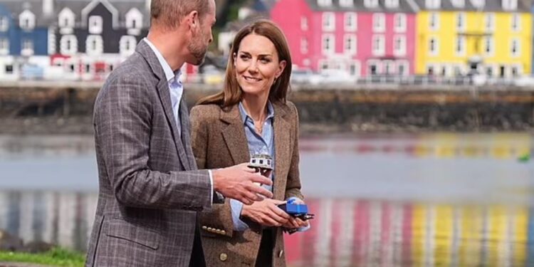 Με νέα, καλοκαιρινή κόμμωση στο ειδυλλιακό διήμερο με τον πρίγκιπα Ουίλιαμ για τα 14 χρόνια γάμου