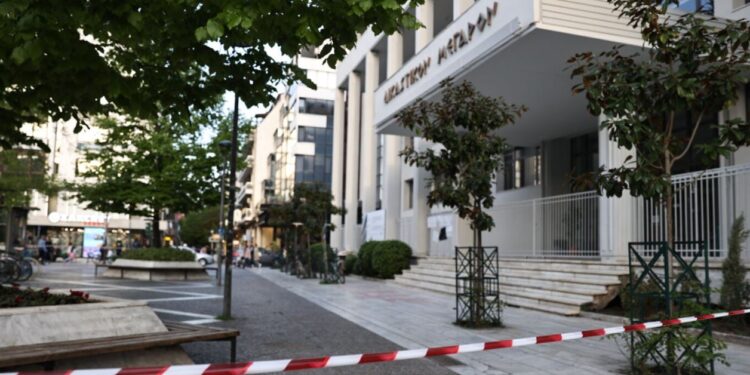 Κινητοποίηση έξω από το Δικαστικό Μέγαρο – Δυνάμεις της Αστυνομίας στο σημείο