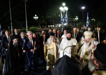 Με μεγαλοπρέπεια τελέστηκε η Ακολουθία της Αναστάσεως στη Μητρόπολη Αθηνών