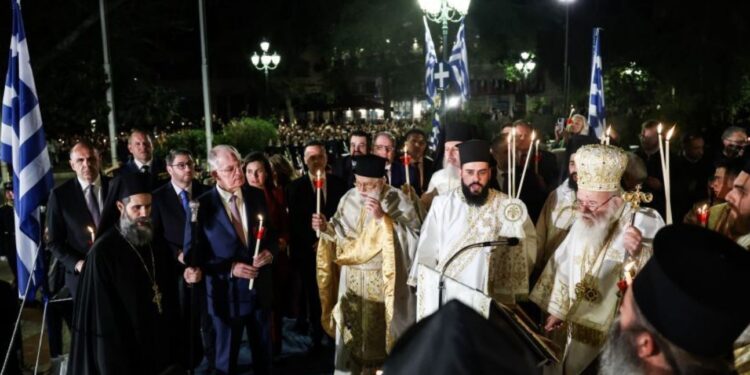 Με μεγαλοπρέπεια τελέστηκε η Ακολουθία της Αναστάσεως στη Μητρόπολη Αθηνών