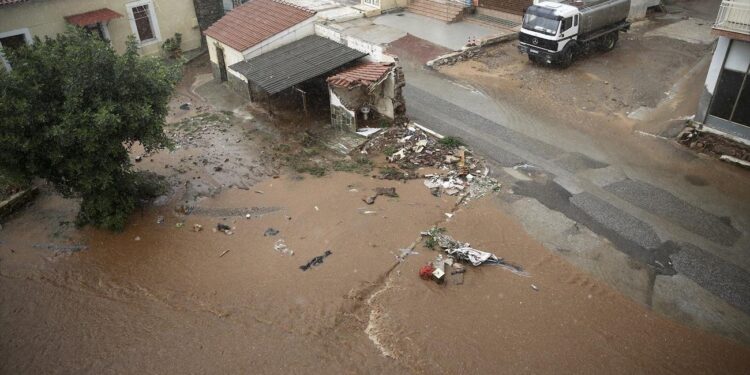Φονική πλημμύρα στη Μάνδρα: Ξανά στο εδώλιο τρεις κατηγορούμενοι