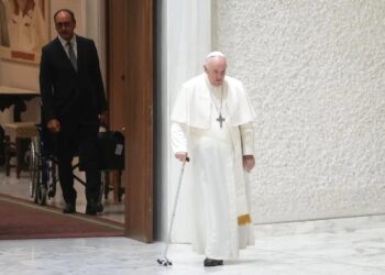 Ο νοσοκόμος που έσωσε δύο φορές τη ζωή του πάπα Φραγκίσκου και το τελευταίο «ευχαριστώ» που του είπε ο Ποντίφικας