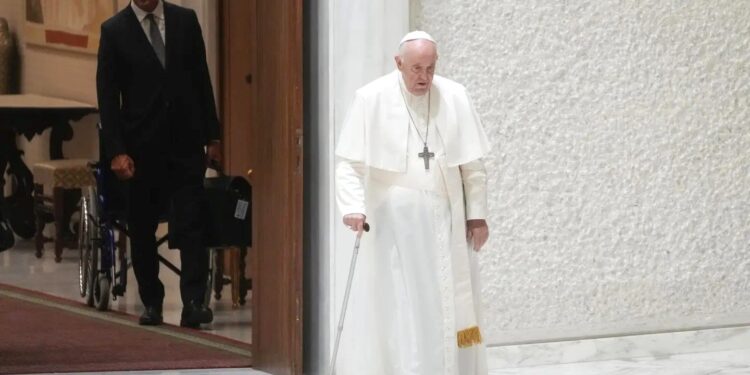 Ο νοσοκόμος που έσωσε δύο φορές τη ζωή του πάπα Φραγκίσκου και το τελευταίο «ευχαριστώ» που του είπε ο Ποντίφικας