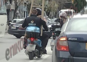 Θεσσαλονίκη: Σκούτερ κινείται επικίνδυνα με σφηνωμένη σκάλα ανάμεσα στους αναβάτες