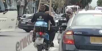 Θεσσαλονίκη: Σκούτερ κινείται επικίνδυνα με σφηνωμένη σκάλα ανάμεσα στους αναβάτες