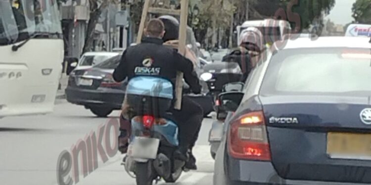 Θεσσαλονίκη: Σκούτερ κινείται επικίνδυνα με σφηνωμένη σκάλα ανάμεσα στους αναβάτες