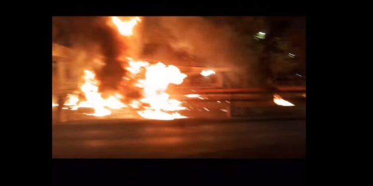 Νέος Κόσμος: Ανάσταση με βροχή από… μολότοφ, κροτίδες και βεγγαλικά