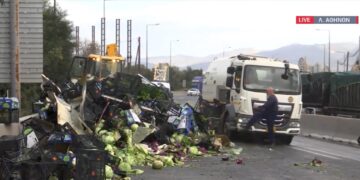 Ανατροπή νταλίκας στη λεωφόρο Αθηνών: Αποκαθίσταται σταδιακά η κυκλοφορία