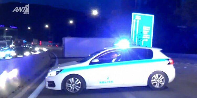 Ανετράπη νταλίκα στο ύψος του Σκαραμαγκά – Διακοπή της κυκλοφορίας στο ρεύμα προς Αθήνα