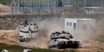 Απειλεί με «πολύ μεγαλύτερη» επίθεση στη Γάζα αν δεν απελευθερωθούν οι όμηροι της Χαμάς