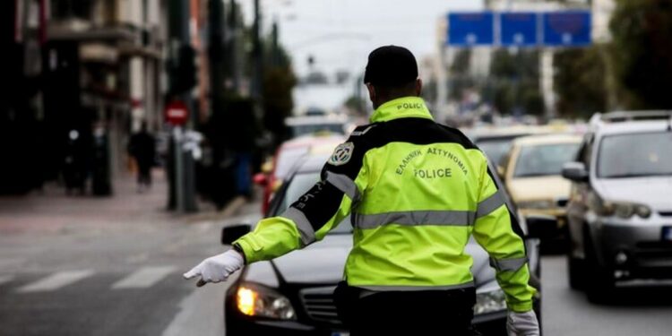 Αυτοκίνητο συγκρούστηκε με φορτηγό στη γέφυρα Καλυφτάκη – Δυσχέρεια στην κυκλοφορία των οχημάτων