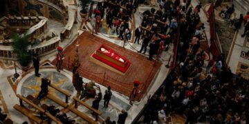 Πάπας Φραγκίσκος: Βήμα – βήμα η τελετή από το σφράγισμα του φέρετρου ως την ταφή