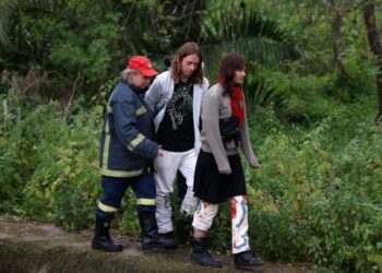 Καρέ καρέ η στιγμή της διάσωσης των τουριστών που εγκλωβίστηκαν στο ρέμα Προμπονά