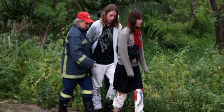 Καρέ καρέ η στιγμή της διάσωσης των τουριστών που εγκλωβίστηκαν στο ρέμα Προμπονά