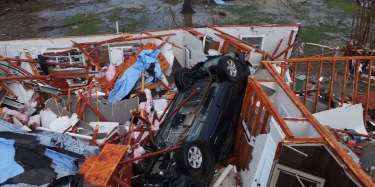 Επτά νεκροί εξαιτίας καταιγίδων και ανεμοστρόβιλων που σαρώνουν κεντρικές και νότιες πολιτείες