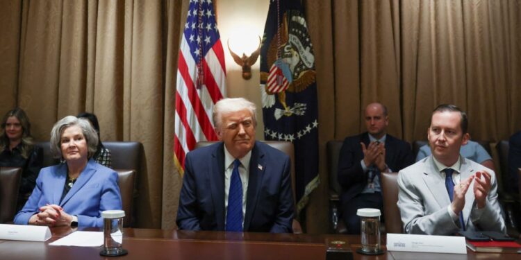 «Φανταστικέ μου, κύριε Πρόεδρε» – Διαγωνισμός «οσφυοκαμψίας» από τους υπουργούς του Τραμπ