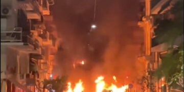 Ένταση στα Εξάρχεια: Στις φλόγες αυτοκίνητα και κάδοι απορριμμάτων