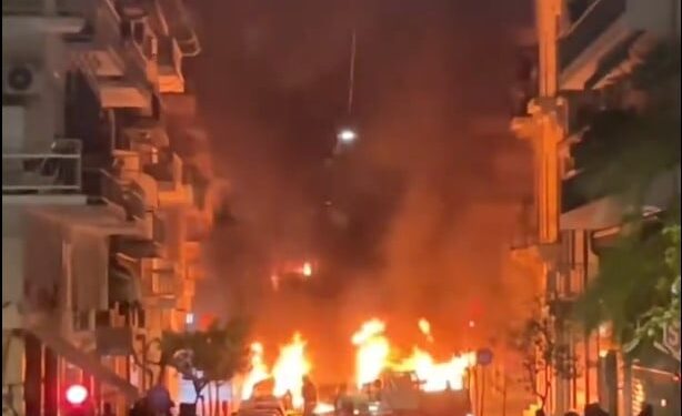 Ένταση στα Εξάρχεια: Στις φλόγες αυτοκίνητα και κάδοι απορριμμάτων