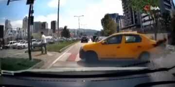 έπος: Καρέ καρέ η στιγμή που ταξί… κόβει δρόμο περνώντας από τη διάβαση πεζών