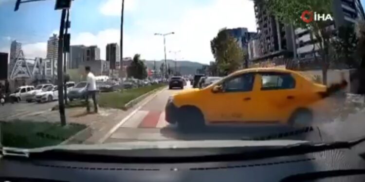 έπος: Καρέ καρέ η στιγμή που ταξί… κόβει δρόμο περνώντας από τη διάβαση πεζών