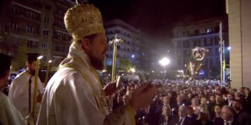Θεσσαλονίκη: Με κατάνυξη και πλήθος κόσμου η Ανάσταση στη Μητρόπολη