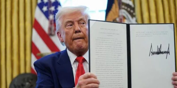 Τραμπ: «Πάμε πολύ καλά με τους δασμούς»