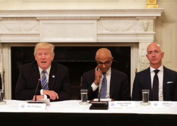 Ενόχληση στον Λευκό Οίκο από αναφορές ότι η Amazon θα αναγράφει την επιβάρυνση στις τιμές των προϊόντων από τους δασμούς