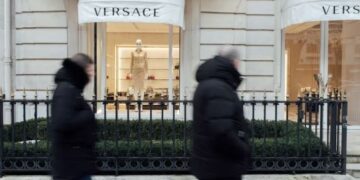 Ιταλία: Η Prada αγόρασε τον οίκο Versace