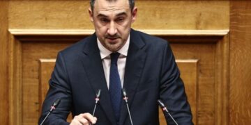 Χαρίτσης: Η ΝΔ στρώνει τον νομικό διάδρομο για την απαλλαγή Τριαντόπουλου, Καραμανλή
