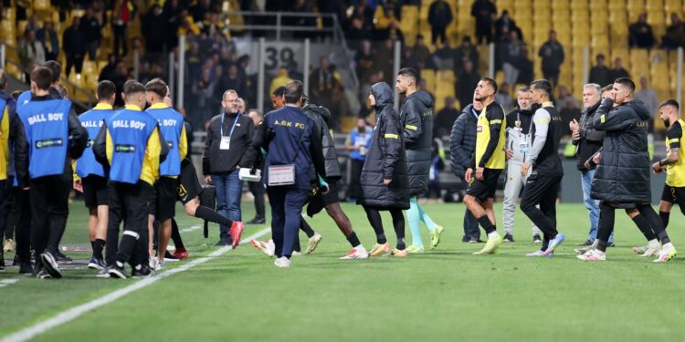 Έντονες αντιδράσεις των οπαδών της ΑΕΚ στα επίσημα της «OPAP Arena» και αποδοκιμασίες κατά Ηλιόπουλου