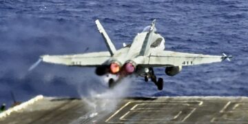 Μαχητικό αεροσκάφος έπεσε από αμερικανικό αεροπλανοφόρο και βούλιαξε