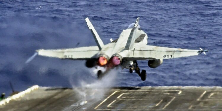 Μαχητικό αεροσκάφος έπεσε από αμερικανικό αεροπλανοφόρο και βούλιαξε