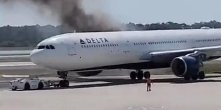 ΗΠΑ: Κινητήρας αεροσκάφους με 282 επιβάτες τυλίχθηκε στις φλόγες κατά την διαδικασία της απογείωσης