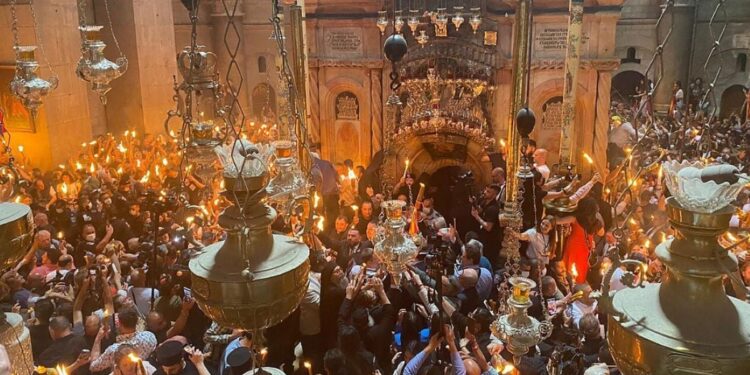 Η τελετή αφής του Αγίου Φωτός – Πότε θα φτάσει στην Ελλάδα